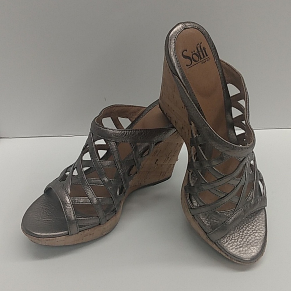 Sofft Gold Sandals cork kind of heels size 8.5 sole